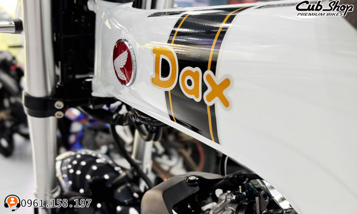 Honda Dax 125 2026 Original Màu Trắng: Vẻ Đẹp Tinh Khôi Trên Nền Khung T-Bone Huyền Thoại Honda Dax 125 2026 Original Màu Trắng: Vẻ Đẹp Tinh Khôi Trên Nền Khung T-Bone Huyền Thoại